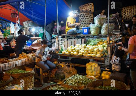 Denpasar, Bali, Indonésie - 15 mars 2023: Les gens qui vendent des fruits et des légumes à Pasar Kumbasari, marché traditionnel à Denpasar, Bali, Indonésie. Banque D'Images