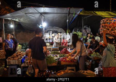 Denpasar, Bali, Indonésie - 15 mars 2023: Les gens qui vendent des fruits et des légumes à Pasar Kumbasari, marché traditionnel à Denpasar, Bali, Indonésie. Banque D'Images