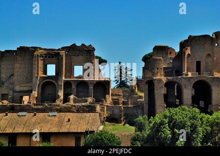 Les ruines de Domus Augustea à la lisière du Cirque Maximus, un ancien stade de courses de chars romains et un lieu de divertissement de masse à Rome, en Italie, en Europe Banque D'Images