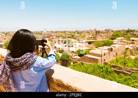 Une femme touristique à pied dans l'ancien château d'argile Narin Qall'eh (Qaleh) dans le centre de Meybod près de Yazd en Iran est l'un des plus préservés de briques de boue-fortre Banque D'Images