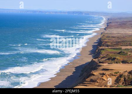 Dunes de sable abruptes sur une longue plage sur la côte du comté de Marin, en Californie Banque D'Images