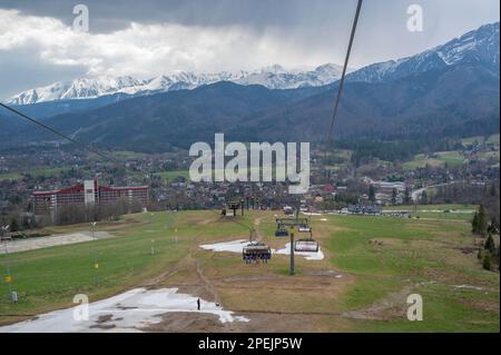 Vue sur le télésiège Kasprowy Wierch de Kuźnice au sommet de Kasprowy Wierch dans les Tatras. Banque D'Images