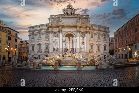 Aube à la fontaine de Trevi à Rome, Italie Banque D'Images