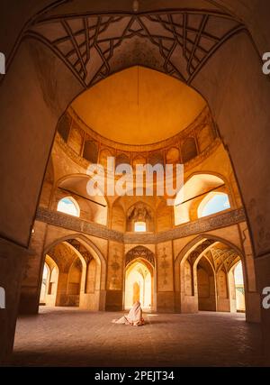 Kashan, Iran - 29th mai 2022 : touristes et pèlerins explorent la magnifique Mosquée Agha Bozorg Banque D'Images