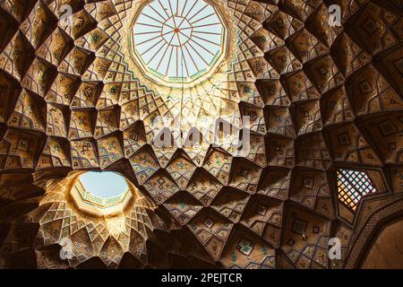 Kashan, Iran - 10th juin 2022 : magnifique intérieur de dôme dans le bâtiment islamique iranien Banque D'Images