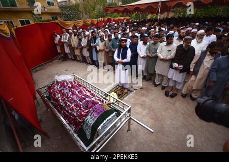 Des parents et des invités assistent aux funérailles de l'adolescent pakistanais Azan Afridi, l'une des victimes pakistanaises d'une épave de bateau au large de la côte italienne. Selon la famille d'Afridi, l'adolescent a été parmi les victimes d'une épave de bateau le 26 février 2023 au large de la côte italienne qui a fait 69 morts. Son corps a été identifié par son oncle en Italie. Le septième gradé Afridi tentait de poursuivre son rêve d'enseignement supérieur. La tragédie souligne le manque d'opportunités éducatives et économiques de qualité au Pakistan et le nombre croissant de personnes utilisant des passeurs pour traverser la Turquie pour entrer Banque D'Images