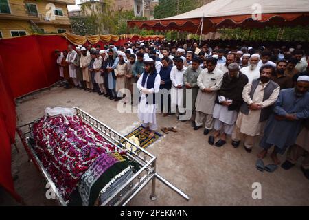 Des parents et des invités assistent aux funérailles de l'adolescent pakistanais Azan Afridi, l'une des victimes pakistanaises d'une épave de bateau au large de la côte italienne. Selon la famille d'Afridi, l'adolescent a été parmi les victimes d'une épave de bateau le 26 février 2023 au large de la côte italienne qui a fait 69 morts. Son corps a été identifié par son oncle en Italie. Le septième gradé Afridi tentait de poursuivre son rêve d'enseignement supérieur. La tragédie souligne le manque d'opportunités éducatives et économiques de qualité au Pakistan et le nombre croissant de personnes utilisant des passeurs pour traverser la Turquie pour entrer Banque D'Images