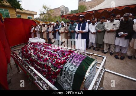 Des parents et des invités assistent aux funérailles de l'adolescent pakistanais Azan Afridi, l'une des victimes pakistanaises d'une épave de bateau au large de la côte italienne. Selon la famille d'Afridi, l'adolescent a été parmi les victimes d'une épave de bateau le 26 février 2023 au large de la côte italienne qui a fait 69 morts. Son corps a été identifié par son oncle en Italie. Le septième gradé Afridi tentait de poursuivre son rêve d'enseignement supérieur. La tragédie souligne le manque d'opportunités éducatives et économiques de qualité au Pakistan et le nombre croissant de personnes utilisant des passeurs pour traverser la Turquie pour entrer Banque D'Images