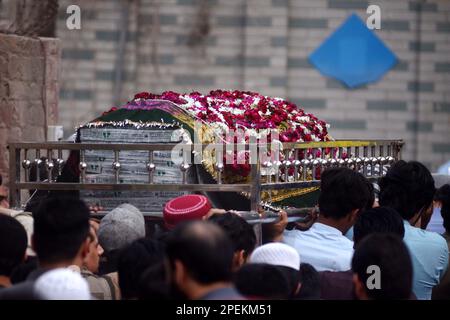 Des parents et des invités assistent aux funérailles de l'adolescent pakistanais Azan Afridi, l'une des victimes pakistanaises d'une épave de bateau au large de la côte italienne. Selon la famille d'Afridi, l'adolescent a été parmi les victimes d'une épave de bateau le 26 février 2023 au large de la côte italienne qui a fait 69 morts. Son corps a été identifié par son oncle en Italie. Le septième gradé Afridi tentait de poursuivre son rêve d'enseignement supérieur. La tragédie souligne le manque d'opportunités éducatives et économiques de qualité au Pakistan et le nombre croissant de personnes utilisant des passeurs pour traverser la Turquie pour entrer Banque D'Images