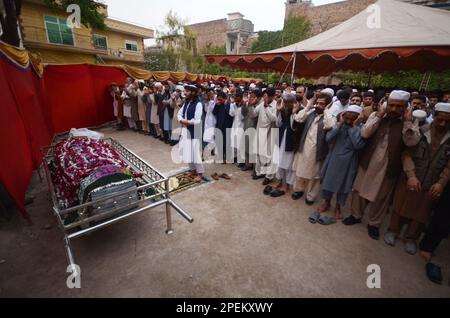 15 mars 2023, Peshawar, Peshawar, Pakistan: Des parents et des invités assistent aux funérailles de l'adolescent pakistanais Azan Afridi, l'une des victimes pakistanaises d'une épave de bateau au large de la côte italienne. Selon la famille d'Afridi, l'adolescent a été parmi les victimes d'une épave de bateau le 26 février 2023 au large de la côte italienne qui a fait 69 morts. Son corps a été identifié par son oncle en Italie. Le septième gradé Afridi tentait de poursuivre son rêve d'enseignement supérieur. La tragédie souligne le manque d'opportunités éducatives et économiques de qualité au Pakistan et le nombre croissant de personnes qui utilisent Banque D'Images