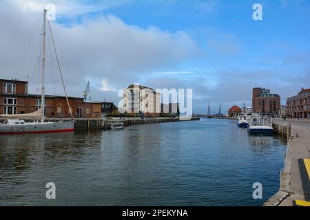 Navires dans le port dans la ville hanséatique historique de Wismar, sur la côte de la mer Baltique de Mecklembourg-Poméranie occidentale en Allemagne Banque D'Images