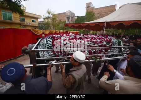 15 mars 2023, Peshawar, Peshawar, Pakistan: Des parents et des invités assistent aux funérailles de l'adolescent pakistanais Azan Afridi, l'une des victimes pakistanaises d'une épave de bateau au large de la côte italienne. Selon la famille d'Afridi, l'adolescent a été parmi les victimes d'une épave de bateau le 26 février 2023 au large de la côte italienne qui a fait 69 morts. Son corps a été identifié par son oncle en Italie. Le septième gradé Afridi tentait de poursuivre son rêve d'enseignement supérieur. La tragédie souligne le manque d'opportunités éducatives et économiques de qualité au Pakistan et le nombre croissant de personnes qui utilisent Banque D'Images