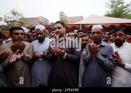 15 mars 2023, Peshawar, Peshawar, Pakistan: Des parents et des invités assistent aux funérailles de l'adolescent pakistanais Azan Afridi, l'une des victimes pakistanaises d'une épave de bateau au large de la côte italienne. Selon la famille d'Afridi, l'adolescent a été parmi les victimes d'une épave de bateau le 26 février 2023 au large de la côte italienne qui a fait 69 morts. Son corps a été identifié par son oncle en Italie. Le septième gradé Afridi tentait de poursuivre son rêve d'enseignement supérieur. La tragédie souligne le manque d'opportunités éducatives et économiques de qualité au Pakistan et le nombre croissant de personnes qui utilisent Banque D'Images