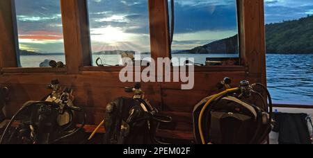 Équipement de plongée sur la terrasse d'un bateau en bois naviguant dans un paradis tropical Banque D'Images