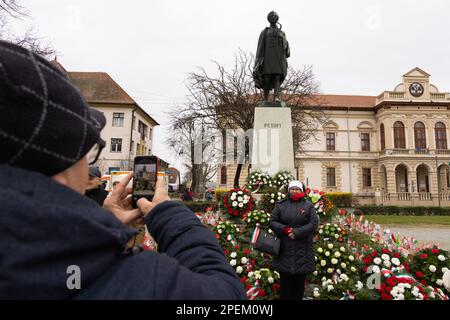 Budapest, Hongrie. 15th mars 2023. Une femme pose pour des photos devant la statue du poète hongrois Sandor Petofi à Kiskoros, Hongrie, sur 15 mars 2023. La capitale hongroise Budapest et le lieu de naissance du poète hongrois Sandor Petofi Kiskoros ont assisté mercredi à de nombreux rassemblements marquant le 175th anniversaire de la révolution hongroise et de la lutte pour la liberté en 1848. Credit: Attila Volgyi/Xinhua/Alay Live News Banque D'Images