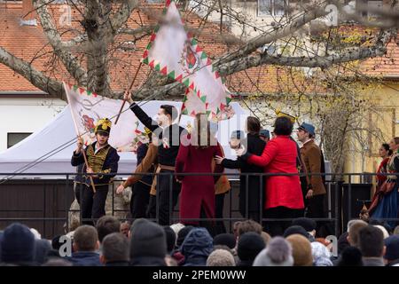 Budapest, Hongrie. 15th mars 2023. Les acteurs se sont produits lors d'une commémoration marquant le 175th anniversaire de la révolution et de la lutte pour la liberté en Hongrie en 1848, devant le musée Petofi à Kiskoros, en Hongrie, sur 15 mars 2023. La capitale hongroise Budapest et le lieu de naissance du poète hongrois Sandor Petofi Kiskoros ont assisté mercredi à de nombreux rassemblements marquant le 175th anniversaire de la révolution hongroise et de la lutte pour la liberté en 1848. Credit: Attila Volgyi/Xinhua/Alay Live News Banque D'Images