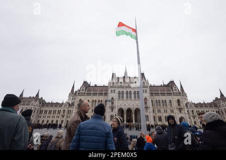 Budapest, Hongrie. 15th mars 2023. Un hissage cérémonial du drapeau de la Hongrie a lieu pour marquer le 175th anniversaire de la révolution et de la lutte pour la liberté en Hongrie en 1848, sur la place Kossuth, en face du Parlement à Budapest, en Hongrie, sur 15 mars 2023. La capitale hongroise Budapest et le lieu de naissance du poète hongrois Sandor Petofi Kiskoros ont assisté mercredi à de nombreux rassemblements marquant le 175th anniversaire de la révolution hongroise et de la lutte pour la liberté en 1848. Credit: Attila Volgyi/Xinhua/Alay Live News Banque D'Images