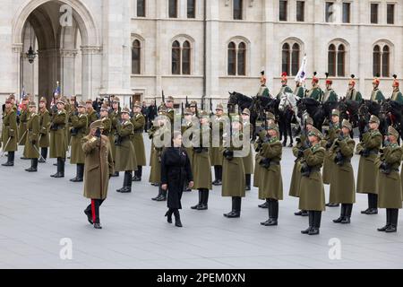 Budapest, Hongrie. 15th mars 2023. Le président hongrois Katalin Novak inspecte la garde d'honneur lors d'une cérémonie marquant le 175th anniversaire de la révolution et de la lutte pour la liberté en Hongrie en 1848, sur la place Kossuth, en face du Parlement à Budapest, en Hongrie, sur 15 mars 2023. La capitale hongroise Budapest et le lieu de naissance du poète hongrois Sandor Petofi Kiskoros ont assisté mercredi à de nombreux rassemblements marquant le 175th anniversaire de la révolution hongroise et de la lutte pour la liberté en 1848. Credit: Attila Volgyi/Xinhua/Alay Live News Banque D'Images