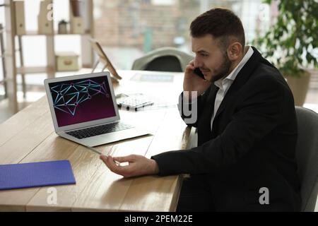 A insisté sur le Trader de forex parlant au téléphone tout en travaillant dans le bureau Banque D'Images