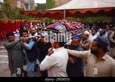 15 mars 2023, Peshawar, Peshawar, Pakistan: Des parents et des invités assistent aux funérailles de l'adolescent pakistanais Azan Afridi, l'une des victimes pakistanaises d'une épave de bateau au large de la côte italienne. Selon la famille d'Afridi, l'adolescent a été parmi les victimes d'une épave de bateau le 26 février 2023 au large de la côte italienne qui a fait 69 morts. Son corps a été identifié par son oncle en Italie. Le septième gradé Afridi tentait de poursuivre son rêve d'enseignement supérieur. La tragédie souligne le manque d'opportunités éducatives et économiques de qualité au Pakistan et le nombre croissant de personnes qui utilisent Banque D'Images