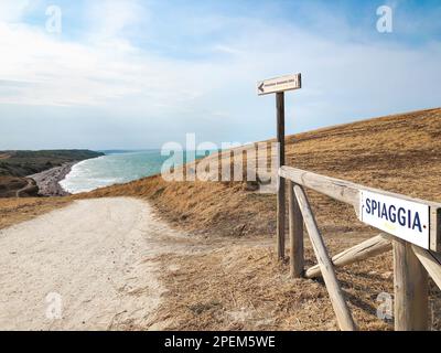 Panneau indiquant la plage en Italie. Vue panoramique de Punta Aderci avec la mer italienne. Réserve naturelle de Punta Aderci, Vasto, Chieti, Italie Banque D'Images