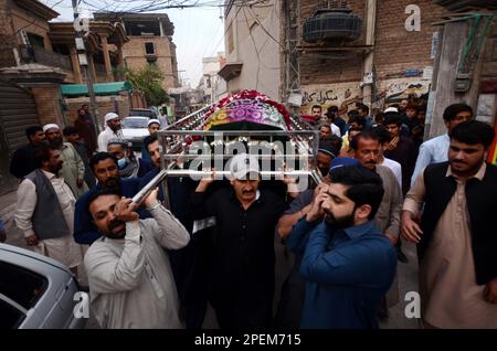 15 mars 2023, Peshawar, Peshawar, Pakistan: Des parents et des invités assistent aux funérailles de l'adolescent pakistanais Azan Afridi, l'une des victimes pakistanaises d'une épave de bateau au large de la côte italienne. Selon la famille d'Afridi, l'adolescent a été parmi les victimes d'une épave de bateau le 26 février 2023 au large de la côte italienne qui a fait 69 morts. Son corps a été identifié par son oncle en Italie. Le septième gradé Afridi tentait de poursuivre son rêve d'enseignement supérieur. La tragédie souligne le manque d'opportunités éducatives et économiques de qualité au Pakistan et le nombre croissant de personnes qui utilisent Banque D'Images