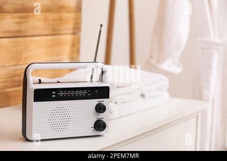 Élégante radio blanche sur table dans la salle de bains, espace pour le texte Banque D'Images