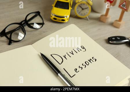 Manuel de cours de conduite avec stylo sur table en bois, gros plan. Réussite de l'examen de licence Banque D'Images