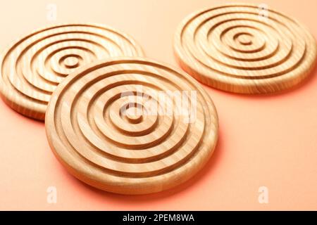 Dessous de verre en bois élégant sur fond orange Banque D'Images