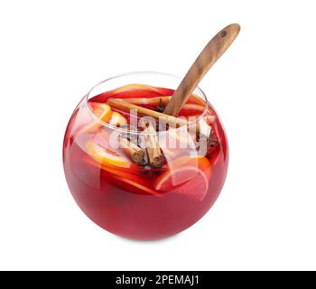 Bol en verre de délicieux punch aromatique et louche en bois isolée sur blanc Banque D'Images