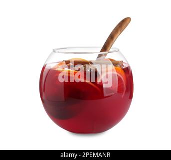 Bol en verre de délicieux punch aromatique et louche en bois isolée sur blanc Banque D'Images