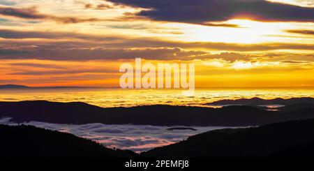 Vue depuis le Feldberg sur la vallée du Rhin en nuages Banque D'Images