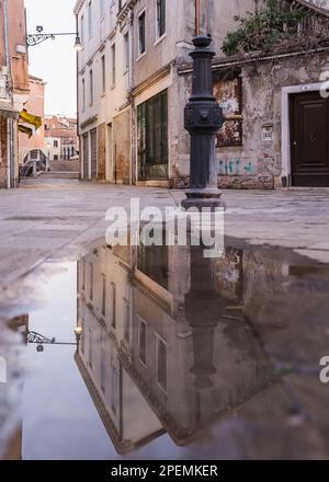 Fontaine et flaque d'eau à Venise, Italie Banque D'Images