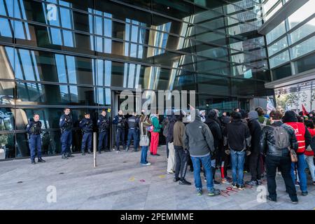 Marseille, France. 15th mars 2023. Une centaine de militants de gauche et de membres syndicaux bloquent l'entrée de la Tour CMA-CGM pour exiger une meilleure distribution de la richesse après que l'entreprise a annoncé des profits records. Aujourd'hui, le jour d'une manifestation nationale contre la réforme des retraites du gouvernement du Premier ministre Elisabeth borne, des groupes de manifestants ont organisé des actions ciblées contre les symboles économiques à Marseille (France). Crédit : SOPA Images Limited/Alamy Live News Banque D'Images