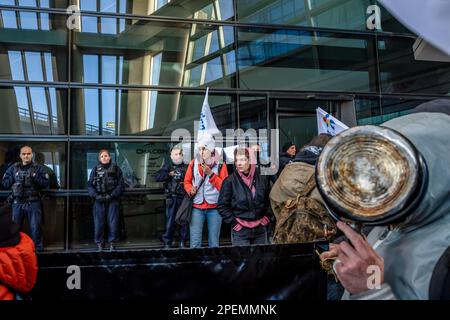 Marseille, France. 15th mars 2023. Une centaine de militants de gauche et de membres syndicaux bloquent l'entrée de la Tour CMA-CGM pour exiger une meilleure distribution de la richesse après que l'entreprise a annoncé des profits records. Aujourd'hui, le jour d'une manifestation nationale contre la réforme des retraites du gouvernement du Premier ministre Elisabeth borne, des groupes de manifestants ont organisé des actions ciblées contre les symboles économiques à Marseille (France). Crédit : SOPA Images Limited/Alamy Live News Banque D'Images