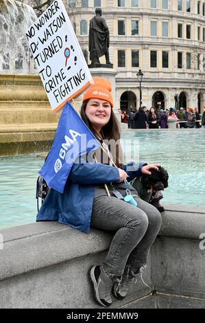 Les jeunes médecins ont prêté leur soutien aux enseignants en grève lors d'un rassemblement à Trafalgar Square au nom du Syndicat national de l'éducation. Banque D'Images