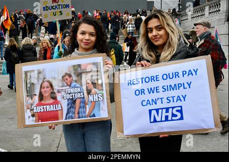 Les jeunes médecins ont prêté leur soutien aux enseignants en grève lors d'un rassemblement à Trafalgar Square au nom du Syndicat national de l'éducation. Banque D'Images