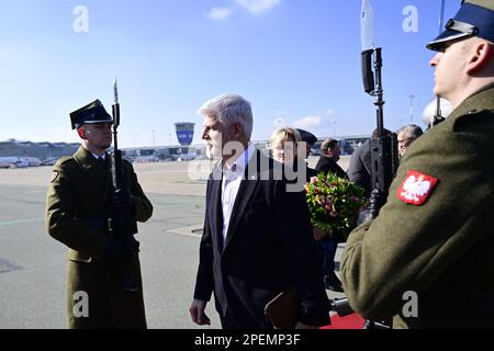 Varsovie, Pologne. 16th mars 2023. Le nouveau président tchèque Petr Pavel commence une visite de deux jours en Pologne. Le président Pavel et sa femme Eva arrivent à Varsovie (aéroport international de Fryderyk Chopin), en Pologne, au 16 mars 2023. Crédit : Roman Vondrous/CTK photo/Alay Live News Banque D'Images