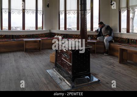 Safranbolu, Karabuk, Turquie - 30 décembre 2022:poêle en fonte dans une grande maison turque traditionnelle en hiver avec le flou de mouvement et la prise de longue exposition Banque D'Images