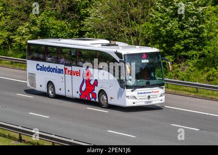 Caledonian Travel Welsh Coach ; MERCEDES BENZ Tourismo bus OM 470 ; sur l'autoroute M6, Royaume-Uni Banque D'Images