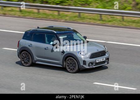 2022 Mini-COUNTRYMAN gris COOPER CLASSIC 1499cc essence manuelle à 6 vitesses ; sur l'autoroute M6, Royaume-Uni Banque D'Images