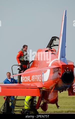 Royal Air Force Red Arrows affichez le pilote de l'équipe Flt Lt Mark Lawson grimpant à bord d'un avion à réaction BAe Hawk T1 avant d'être exposé à RAF Scampton, au Royaume-Uni Banque D'Images