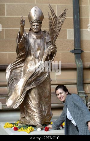 Melissa Bullimore, de la cathédrale Sainte-Marie, rend hommage à la statue en bronze solide du pape Jean-Paul II, don à la cathédrale Sainte-Marie par les catholiques italiens à temps pour la Journée mondiale de la jeunesse 2008. Au cours de sa vie, le pape Jean-Paul II a visité l'Australie deux fois. Sydney accueillera la Journée mondiale de la jeunesse 23rd au départ de 15-21 juillet 2008. Il marque la première visite en Australie du chef actuel de la foi catholique, le pape Benoît XVI La cathédrale Sainte-Marie est un lieu clé pour les événements de la Journée mondiale de la Jeunesse et son presbytère accueillera le pape Benoît XVI lors de son séjour à Sydney. Sydney, Australie. 05.07.08 Banque D'Images