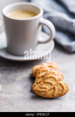 Petits gâteaux savoureux et tasse de café. Les biscuits sucrés Banque D'Images