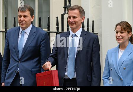 Jeremy Hunt MP (con: South West Surry) Chancelier de l'Echiquier, laissant Downing Street livrer son premier budget, 15th mars 2023. Avec John GLE Banque D'Images