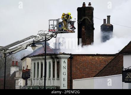 Les pompiers qui ont eu affaire à un incendie à Midhurst, dans le West Sussex, qui comprend un hôtel de 400 ans qui, dit-on, hébergent des réfugiés ukrainiens. L'incendie aurait éclaté peu après 1am jeudi dans une propriété de North Street avant de s'étendre sur le toit de l'Angel Inn à côté. Date de la photo: Jeudi 16 mars 2023. Banque D'Images