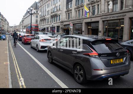 Londres, Royaume-Uni. 15th mars 2023. Londres, Royaume-Uni - 15 mars 2023 : comme la majorité des services souterrains de Londres étaient fermés, la circulation et les bus bondés ont été ressentis dans toute la ville. Credit: Sinai Noor/Alay Live News Banque D'Images