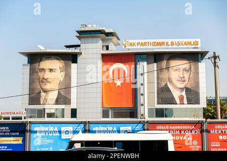 Recep Tayyip Erdoğan campagne présidentielle avant les élections . Erdogan à côté des portraits de bannière Ataturk, siège du Parti AK à Izmir, Turquie Banque D'Images