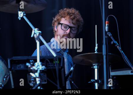 Public Service Broadcasting, Wrigglesworth dans cette photo, en représentation sur la scène principale au festival Together The People 2015, Preston Park, London Road, Brighton, East Sussex, ROYAUME-UNI. 6th septembre 2015 Banque D'Images