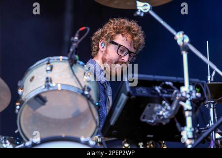 Public Service Broadcasting, Wrigglesworth dans cette photo, en représentation sur la scène principale au festival Together The People 2015, Preston Park, London Road, Brighton, East Sussex, ROYAUME-UNI. 6th septembre 2015 Banque D'Images